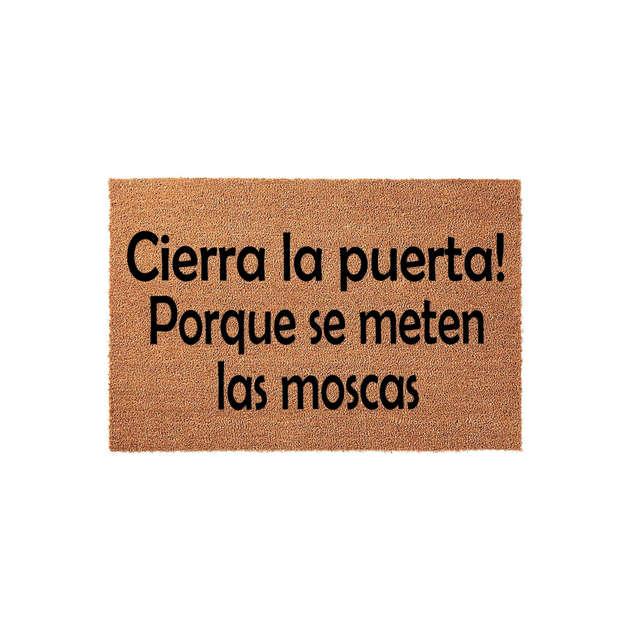 Funny Spanish doormat made of natural coir fiber with the text Cierra la puerta! Porque se meten las moscas printed in bold black letters, featuring a rectangular shape and a textured surface against a clean white studio