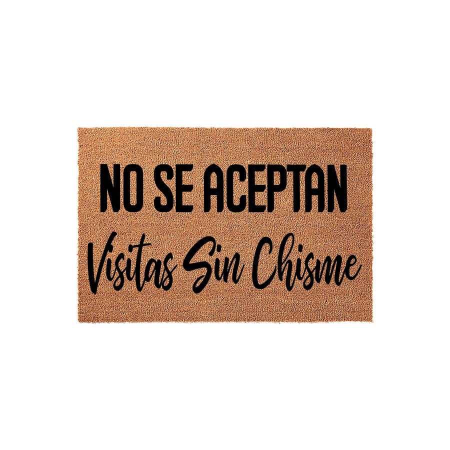 Funny Spanish welcome doormat featuring the text No Se Aceptan Visitas Sin Chisme in a mix of bold block and elegant script fonts, displayed on a natural coir fiber mat against a clean white background for a humorous home