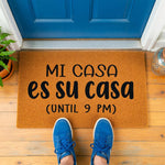 a door mat that reads mi caso es su casa until 9 pm