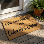 Esta casa funciona con Cafecito y Chisme doormat, a funny Spanish welcome mat for your front porch or entryway, featuring bold black text on a natural coir fiber rug that makes a great housewarming gift for coffee lovers.