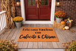 Spanish language welcome doormat for front porch featuring funny text about coffee and gossip, this natural coir fiber outdoor rug adds a cozy fall touch to your home entrance with its durable design and festive autumn decor