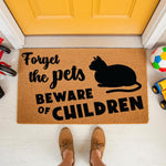 Funny cat doormat with text Forget the pets beware of children, a humorous welcome mat for cat lovers placed on a porch, featuring a black cat silhouette and durable coir material for a front door entrance or home decor entryway.