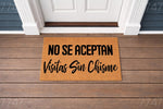 Funny Spanish doormat with the text No Se Aceptan Visitas Sin Chisme, a natural coir welcome mat for front porch decor that makes a humorous housewarming gift for friends who love gossip and funny home entryway floor mats.